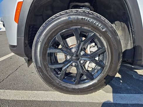 Used 2025 Jeep Grand Cherokee L Altitude image 10