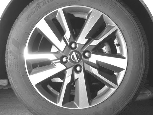 Used 2025 Nissan Versa SV FWD image 13