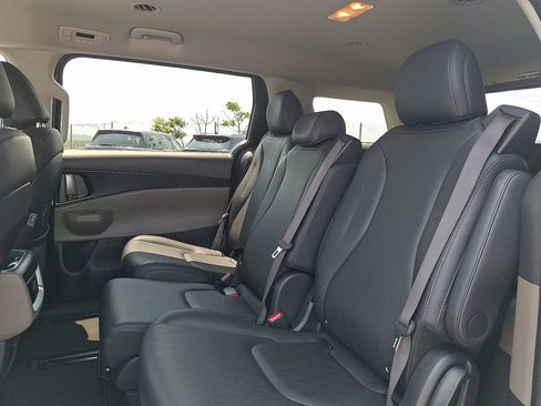 Certified 2025 Kia Carnival FWD image 11