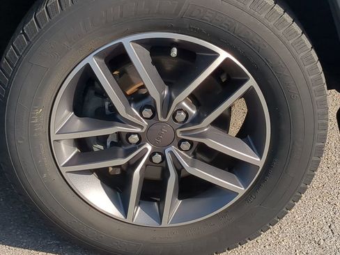 Used 2020 Jeep Grand Cherokee Laredo w/ Laredo X Package image 11