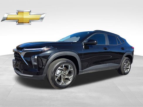 Used 2025 Chevrolet Trax LT w/ LT Convenience Package image 2