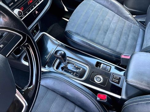 Used 2020 Mitsubishi Outlander SE AWD/4WD image 18