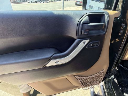 Used 2012 Jeep Wrangler Unlimited Rubicon w/ Connectivity Group AWD/4WD image 13