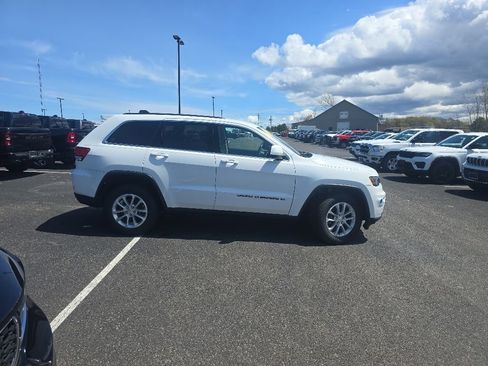 Used 2022 Jeep Grand Cherokee Laredo E AWD/4WD image 7