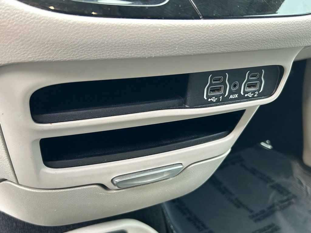 Used 2023 Chrysler Pacifica Touring-L FWD image 22