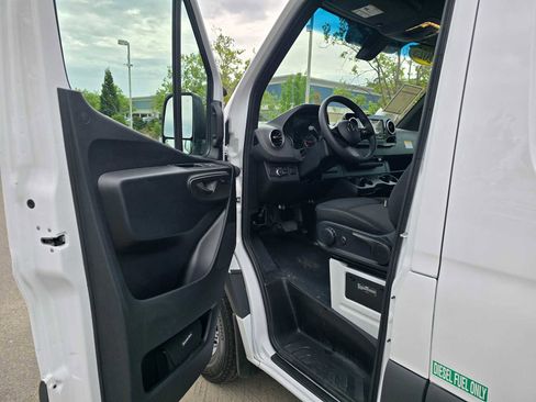 Used 2025 Mercedes-Benz Sprinter 2500 image 18