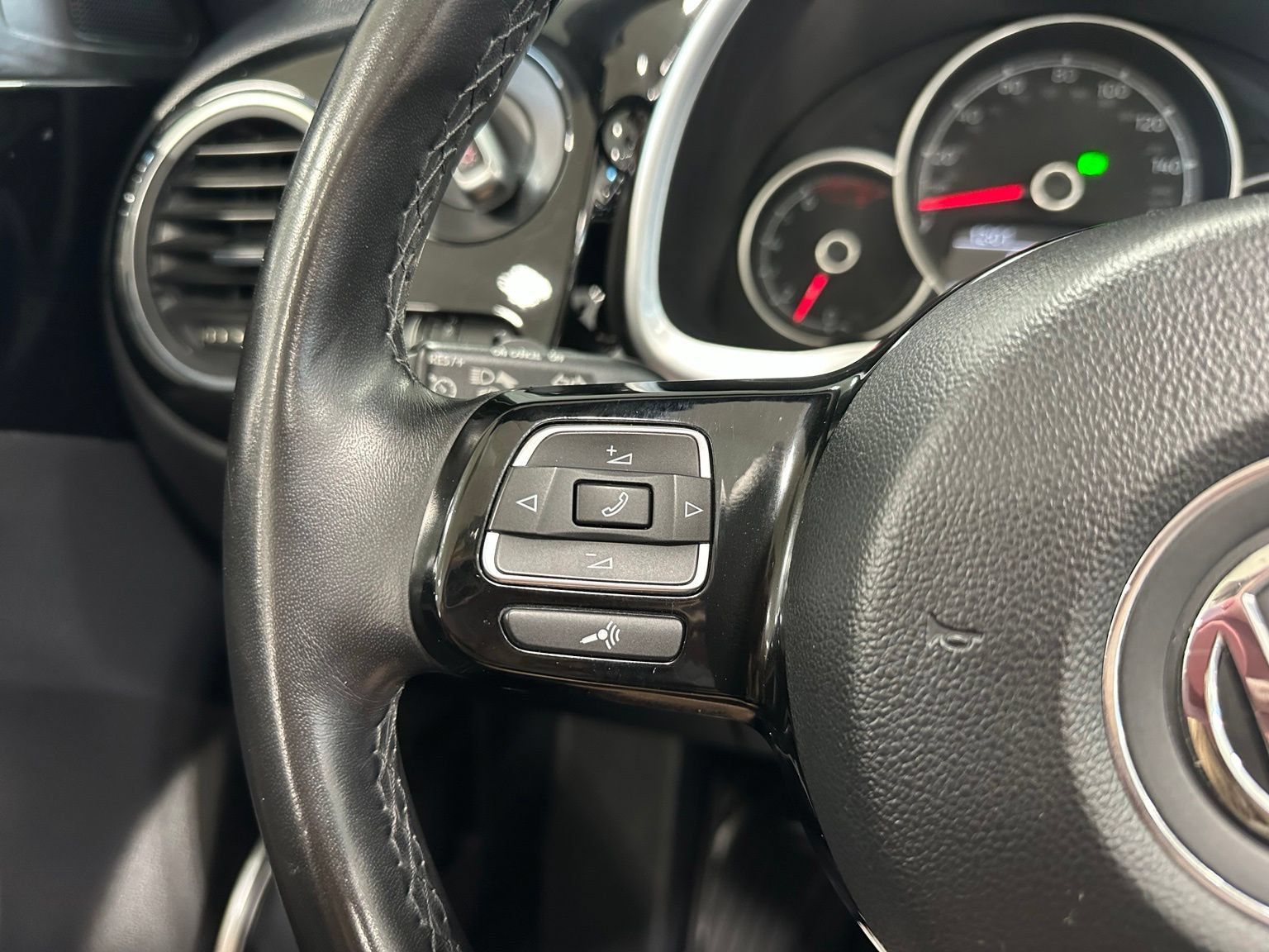 Used 2018 Volkswagen Beetle 2.0T SE FWD image 18