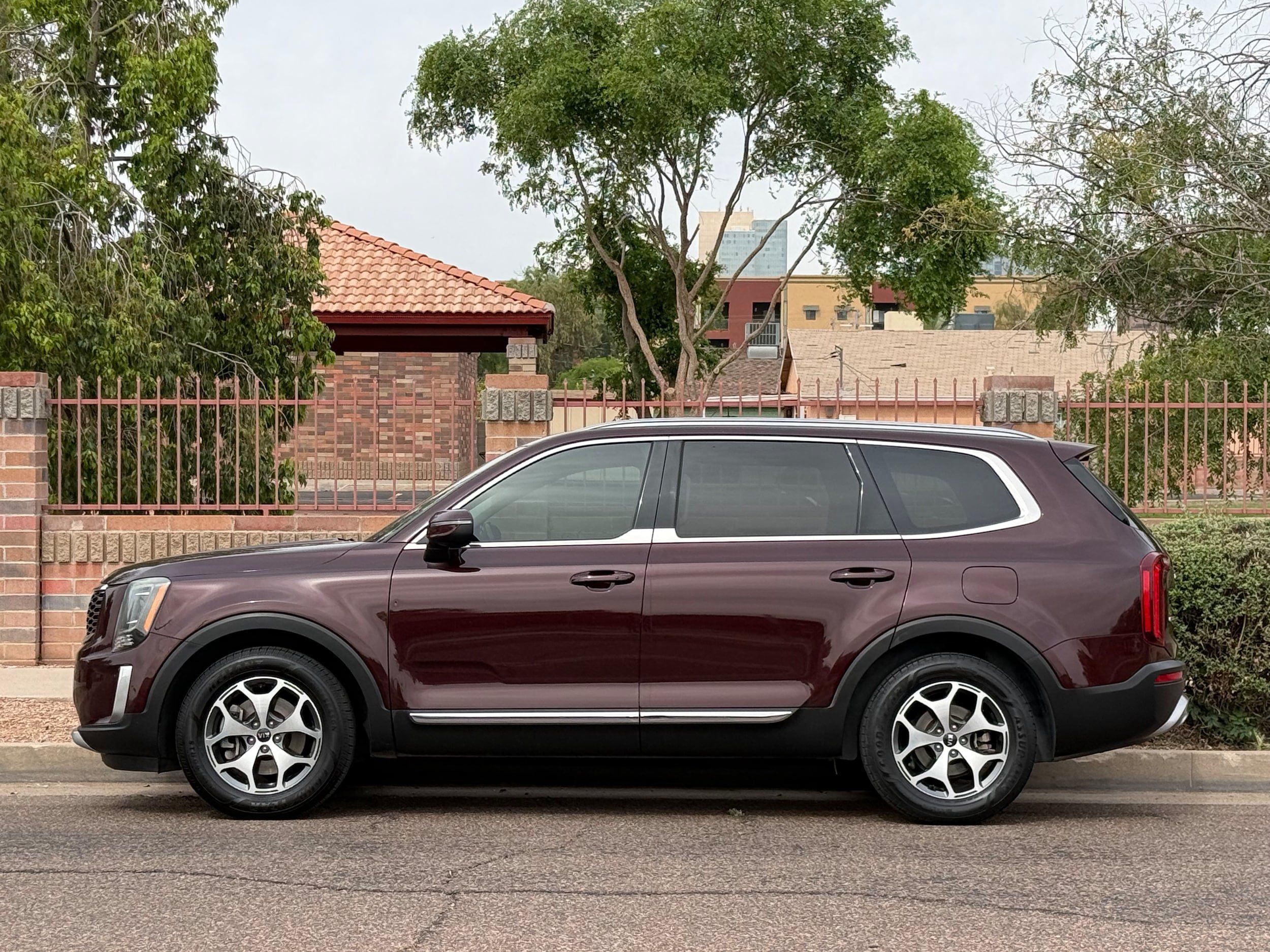 Used 2020 Kia Telluride EX AWD/4WD image 3