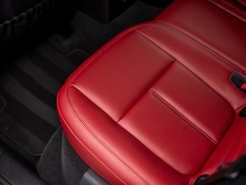 Certified 2025 Porsche Macan AWD/4WD image 31