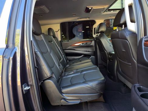 Used 2016 Cadillac Escalade ESV Luxury RWD image 36