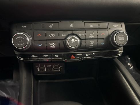 Used 2024 Dodge Durango SXT w/ SXT Blacktop Group image 32