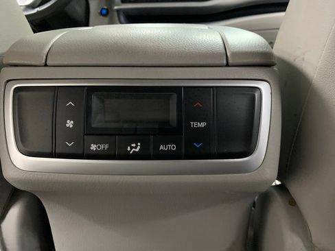 Used 2017 Toyota Highlander XLE AWD/4WD image 12