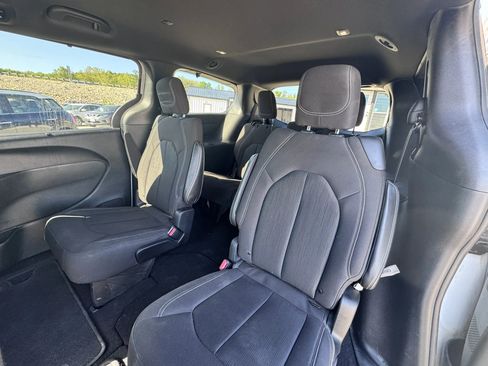 Used 2019 Chrysler Pacifica Touring Plus FWD image 18