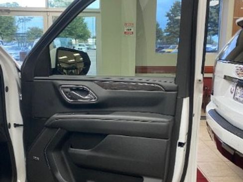Used 2024 Chevrolet Suburban LT w/ Luxury Package AWD/4WD image 6