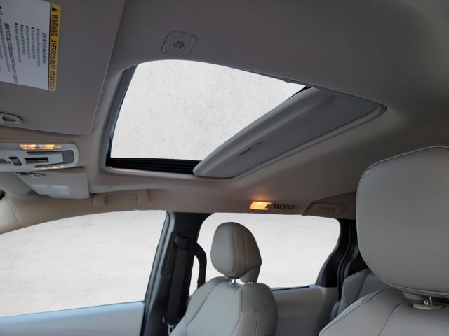 Used 2026 Toyota Sienna XLE FWD image 16