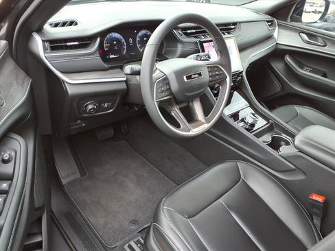 Used 2025 Jeep Grand Cherokee Limited image 14