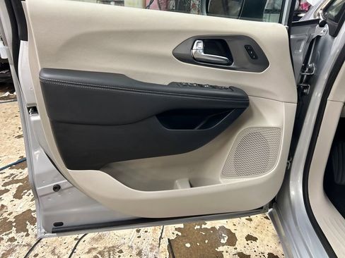 Used 2023 Chrysler Pacifica Touring-L FWD image 15