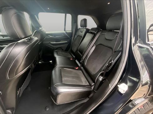 Used 2025 Jeep Grand Cherokee Altitude AWD/4WD image 21