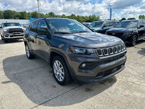 Used 2023 Jeep Compass Latitude w/ Sun and Sound Group AWD/4WD image 11