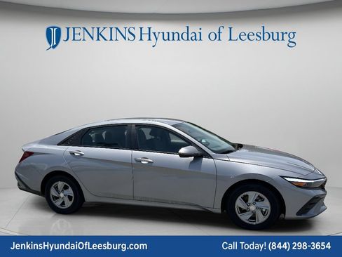 New 2025 Hyundai Elantra SE FWD image 2