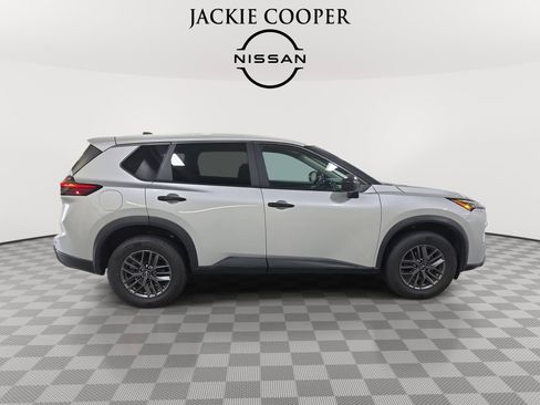 Used 2024 Nissan Rogue S FWD image 4
