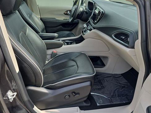 Used 2023 Chrysler Pacifica Limited image 13