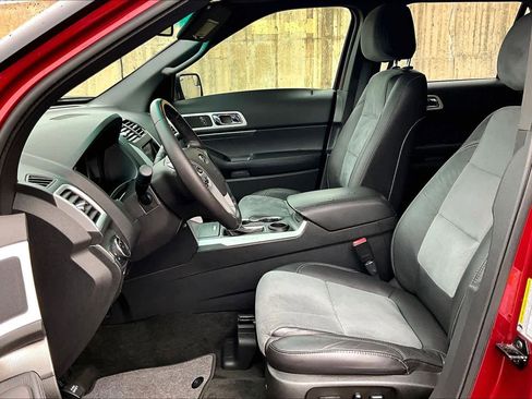 Used 2015 Ford Explorer XLT w/ Equipment Group 202A FWD image 8