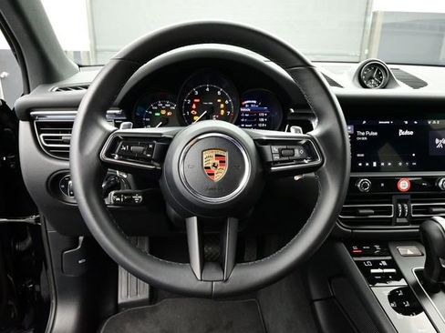 Certified 2025 Porsche Macan AWD/4WD image 8