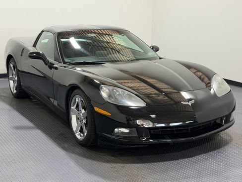 Used 2007 Chevrolet Corvette Coupe w/ Performance Package RWD image 3