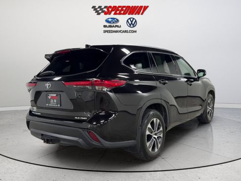 Used 2021 Toyota Highlander XLE AWD/4WD image 6