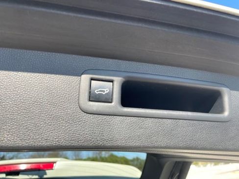 Used 2020 Toyota Highlander LE AWD/4WD image 17