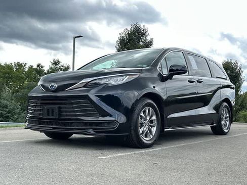 Used 2023 Toyota Sienna LE AWD/4WD image 30