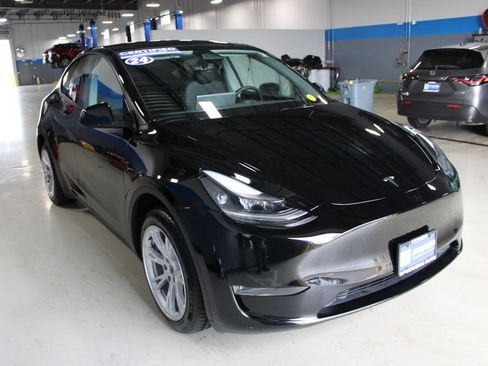 Used 2024 Tesla Model Y Long Range AWD/4WD image 3