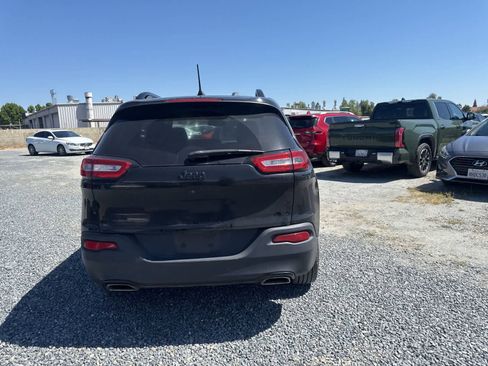 Used 2018 Jeep Cherokee Latitude w/ Altitude Package AWD/4WD image 6