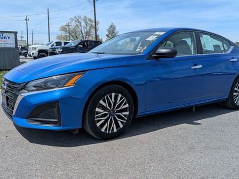 Used 2025 Nissan Altima 2.5 SV FWD image 1