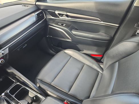 Certified 2025 Kia Telluride LX image 16