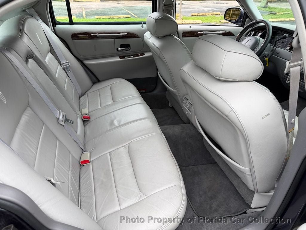 Used 1999 Lincoln Town Car Signature RWD image 11