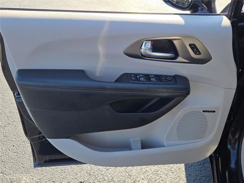 Certified 2018 Chrysler Pacifica Limited image 23