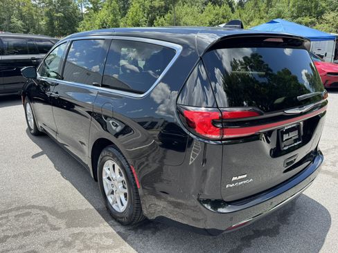Used 2024 Chrysler Pacifica Touring-L FWD image 7