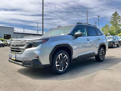 Used 2025 Subaru Forester Premium AWD/4WD image 3