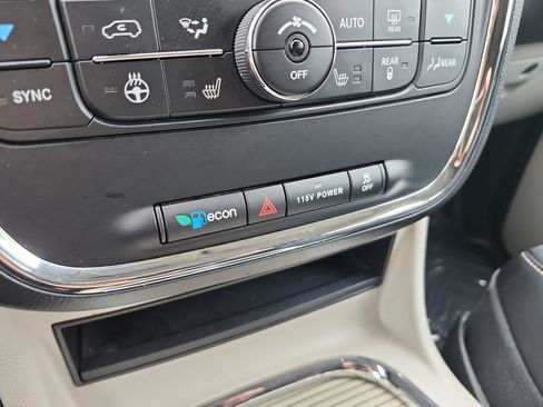 Used 2014 Chrysler Town & Country Touring-L FWD image 24