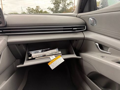 Used 2024 Hyundai Elantra SE FWD image 42
