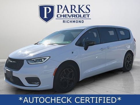 Used 2024 Chrysler Pacifica Select image 3