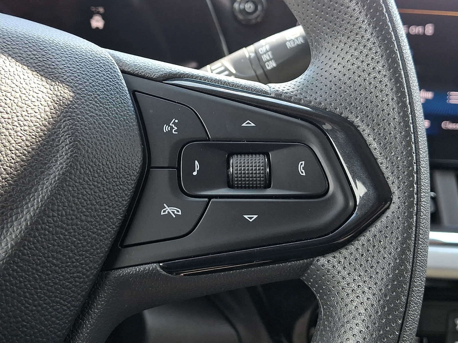 Used 2025 Chevrolet Trax LT FWD image 21