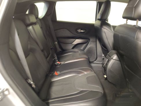 Used 2019 Jeep Cherokee Limited FWD image 19