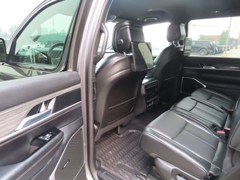Used 2022 Jeep Wagoneer Series III w/ Rear Seat Video Group 1 AWD/4WD image 22