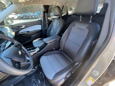 Used 2025 Chevrolet Trax LT image 34