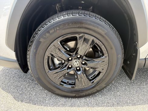 Certified 2024 Toyota Venza LE AWD/4WD image 21