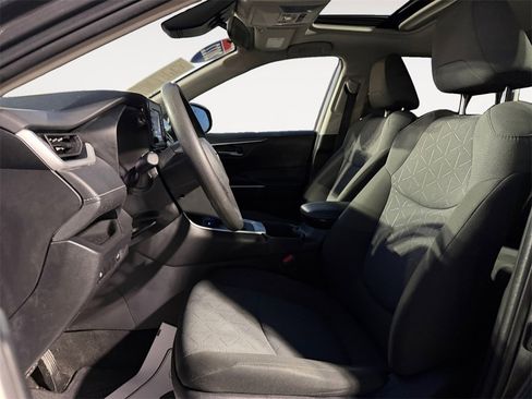 Used 2022 Toyota RAV4 XLE w/ Convenience Package image 9