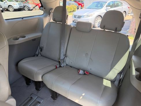Used 2011 Toyota Sienna LE FWD image 17